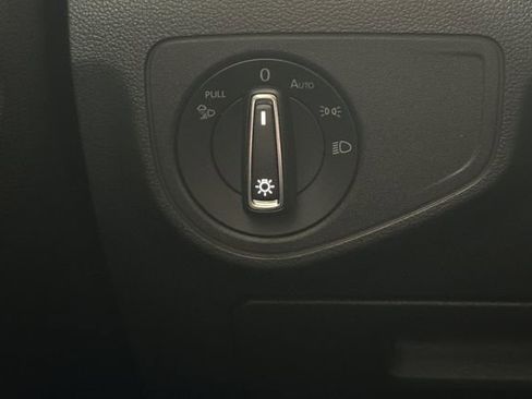 Certified 2022 Volkswagen Atlas Cross Sport SE image 33