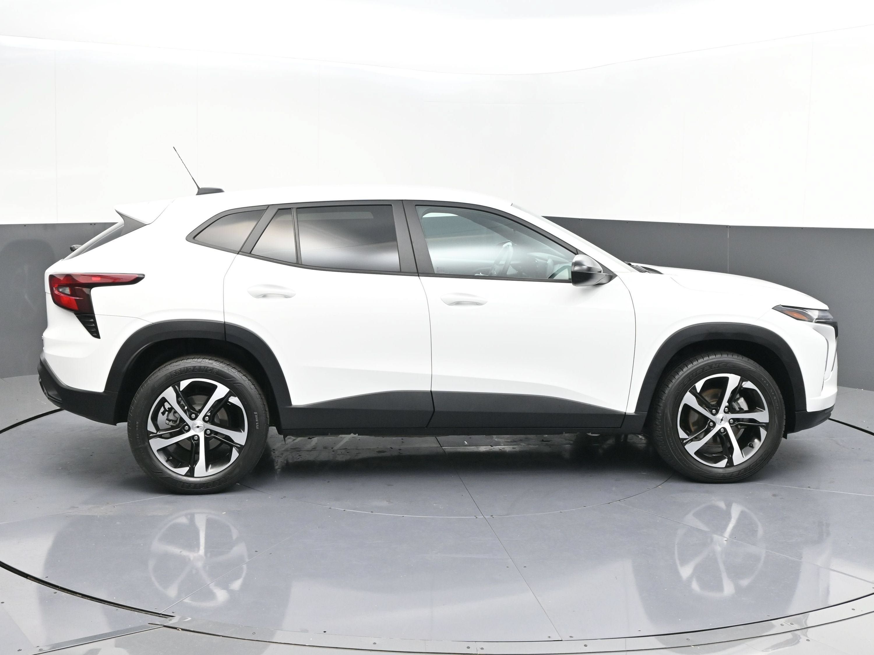 Certified 2024 Chevrolet Trax RS w/ Driver Confidence Package FWD image 9