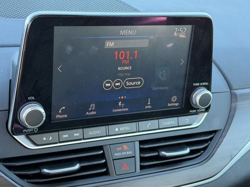 Used 2025 Nissan Altima 2.5 SV FWD image 9