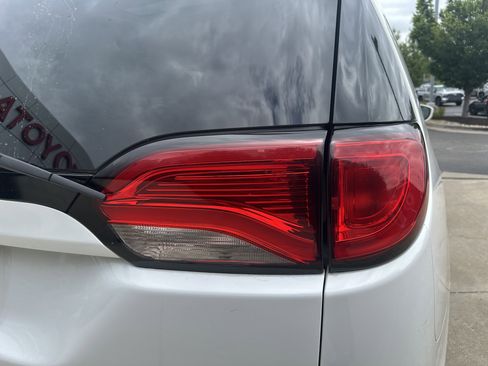 Used 2017 Chrysler Pacifica Limited FWD image 18