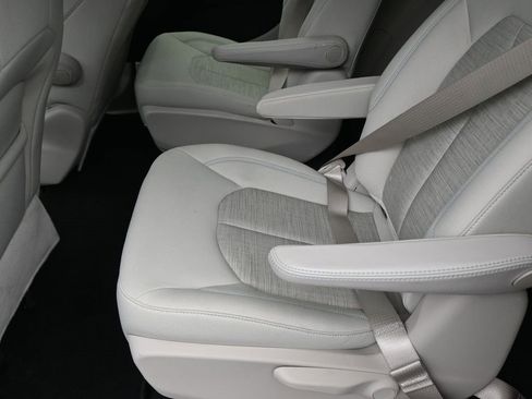 Used 2017 Chrysler Pacifica Touring Plus image 10