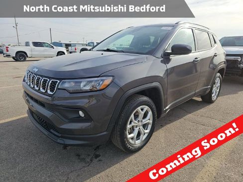 Used 2024 Jeep Compass Latitude w/ Convenience Group AWD/4WD image 1