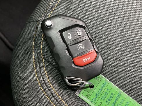 Used 2025 Jeep Wrangler Sahara image 28