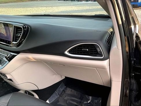 Used 2024 Chrysler Pacifica Touring-L image 16