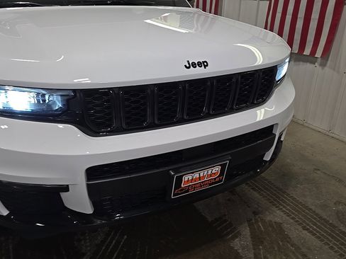 Used 2025 Jeep Grand Cherokee L Limited w/ Black Appearance Package image 20