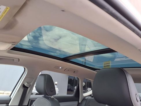 Used 2023 Volkswagen Taos SE w/ Panoramic Sunroof Package FWD image 10