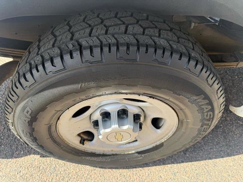 Used 2010 Chevrolet Express 2500 image 26