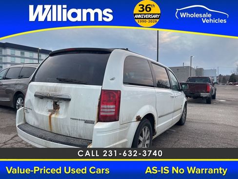 Used 2009 Chrysler Town & Country Touring image 7