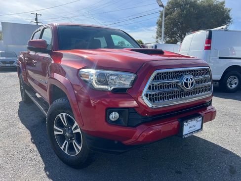 Used 2016 Toyota Tacoma TRD Sport image 1
