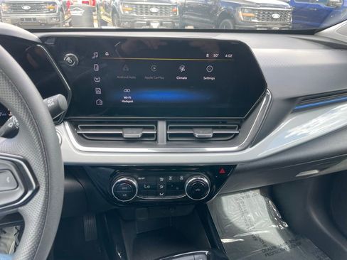 Used 2025 Chevrolet Trax LT FWD image 10