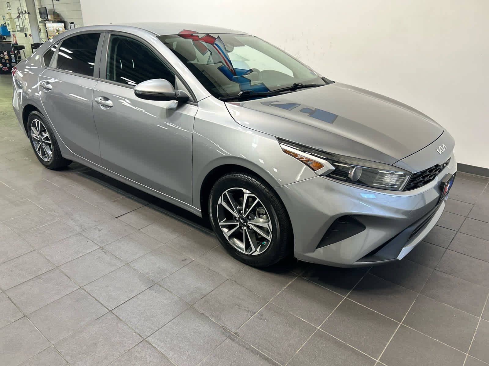 Used 2023 Kia Forte LXS w/ LXS Technology Package FWD image 2