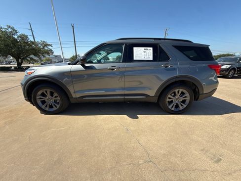Used 2024 Ford Explorer XLT w/ Equipment Group 202A RWD image 4