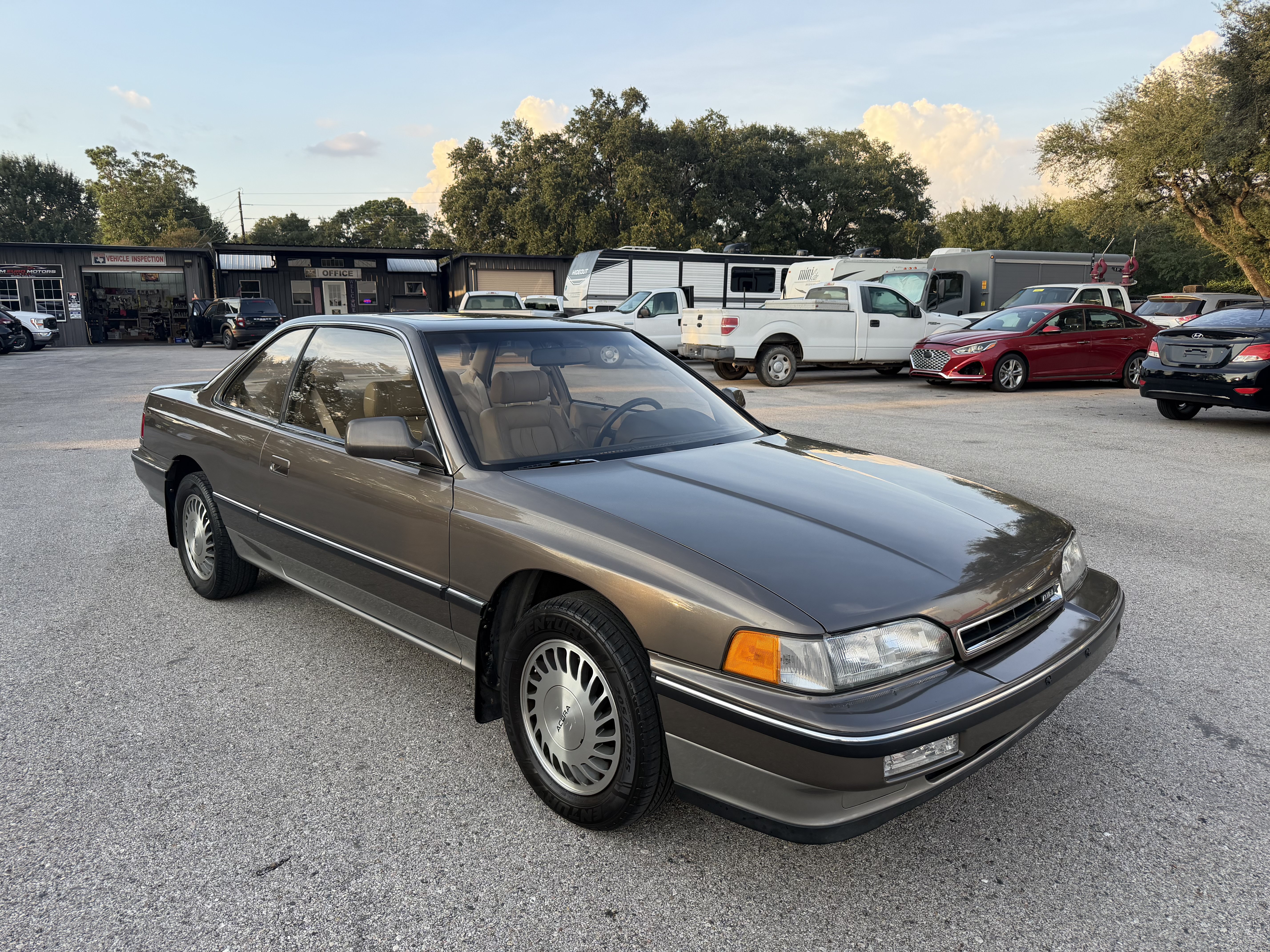 Used 1990 Acura Legend L FWD image 1