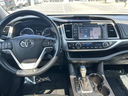 Used 2017 Toyota Highlander SE AWD/4WD image 15