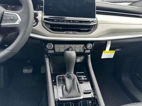 Used 2026 Jeep Compass Limited w/ Sun, Sound & Navigation Group image 11