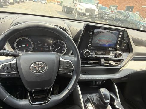Used 2021 Toyota Highlander XLE AWD/4WD image 13