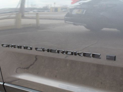 Used 2024 Jeep Grand Cherokee L Laredo image 68