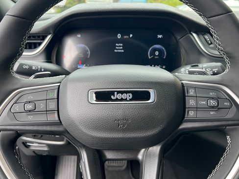 New 2025 Jeep Grand Cherokee Altitude image 23