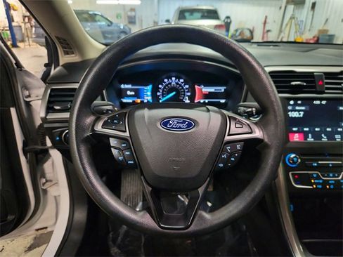 Used 2018 Ford Fusion SE w/ Fusion SE Technology Package image 29