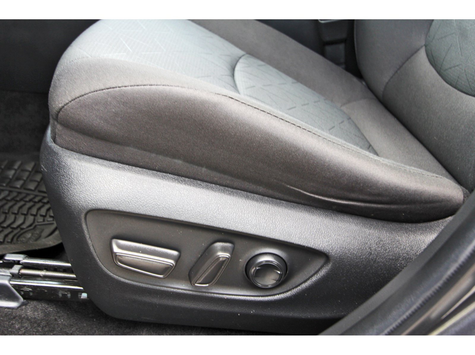Used 2023 Toyota RAV4 XLE w/ Convenience Package FWD image 30