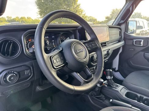 Used 2025 Jeep Wrangler Unlimited Rubicon AWD/4WD image 19