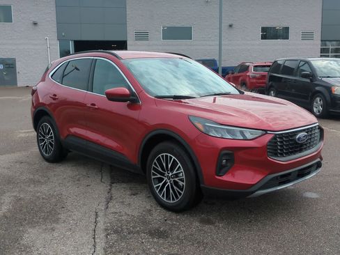 Used 2025 Ford Escape SE w/ Class II Trailer Tow Package image 2