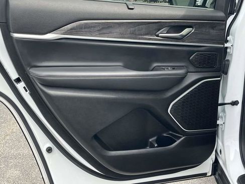 Used 2022 Jeep Grand Cherokee L Limited w/ Luxury Tech Group II AWD/4WD image 18