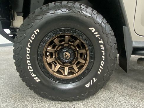 Used 2005 HUMMER H2 w/ Preferred Equipment Group image 26