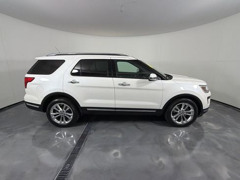 Used 2018 Ford Explorer Limited w/ Equipment Group 301A FWD image 4