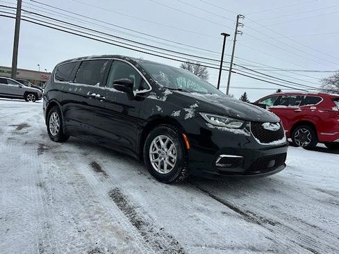 Used 2023 Chrysler Pacifica Touring-L image 10