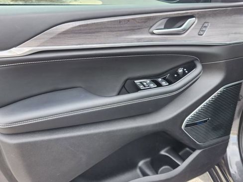 Used 2022 Jeep Grand Cherokee Overland AWD/4WD image 6