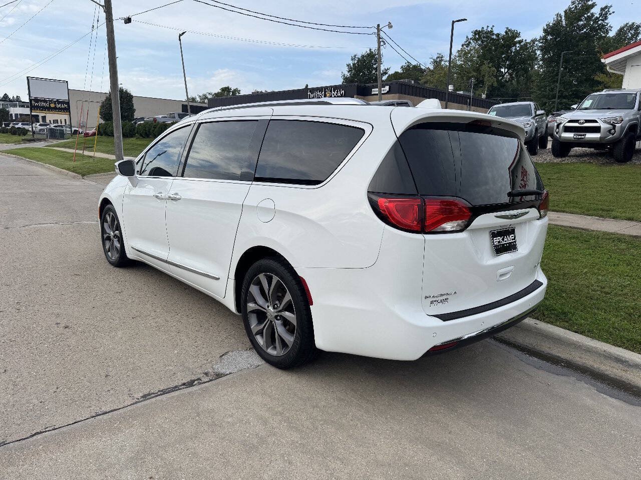 Used 2017 Chrysler Pacifica Limited w/ Tire & Wheel Group FWD image 3