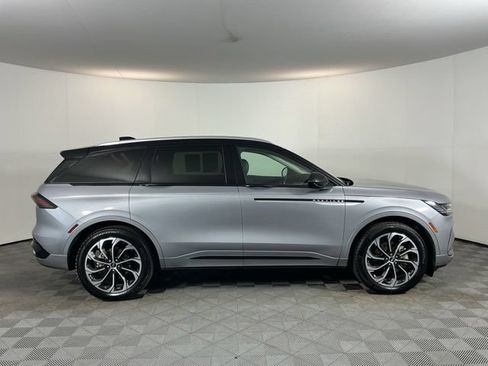 Used 2025 Lincoln Nautilus Reserve AWD/4WD image 4