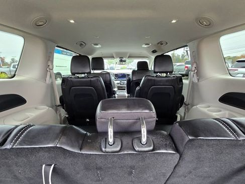 Certified 2024 Chrysler Pacifica Touring-L image 28