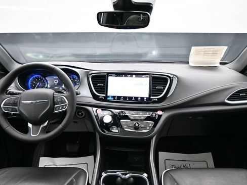 Used 2026 Chrysler Pacifica Limited FWD image 13