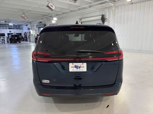 Used 2023 Chrysler Pacifica Touring-L w/ S Appearance Package image 4