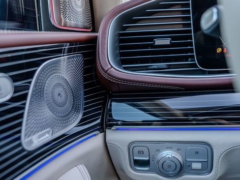 Used 2023 Mercedes-Benz Maybach GLS 600 4MATIC image 8