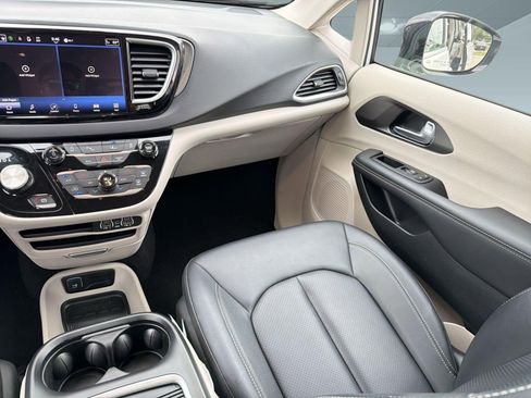 Used 2024 Chrysler Pacifica Touring-L FWD image 29