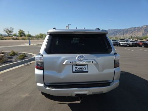 Used 2022 Toyota 4Runner SR5 AWD/4WD image 6