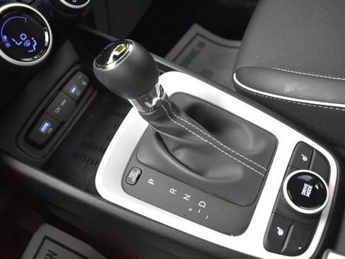 Used 2024 Hyundai Venue Limited FWD image 36
