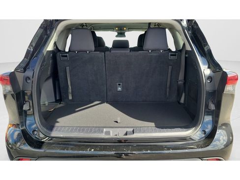 Used 2024 Toyota Highlander LE image 12