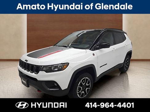 Used 2025 Jeep Compass Trailhawk AWD/4WD image 1