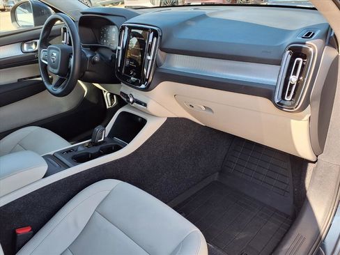 Used 2021 Volvo XC40 T4 Momentum w/ Protection Package Premier image 10