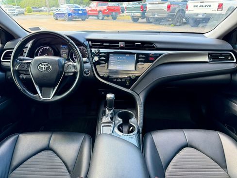 Used 2018 Toyota Camry SE w/ Moonroof Package FWD image 12