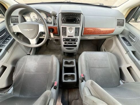 Used 2009 Chrysler Town & Country LX image 15