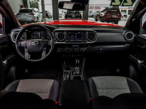 Used 2022 Toyota Tacoma TRD Sport w/ Technology Package image 17