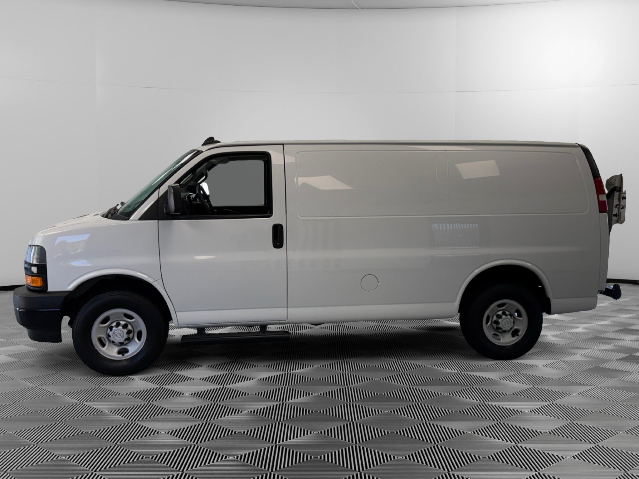Used 2019 Chevrolet Express 2500 RWD image 5