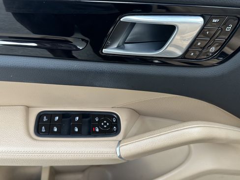 Used 2020 Porsche Cayenne AWD/4WD image 17