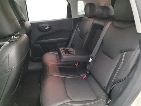 Used 2018 Jeep Compass Latitude w/ Popular Equipment Group FWD image 18