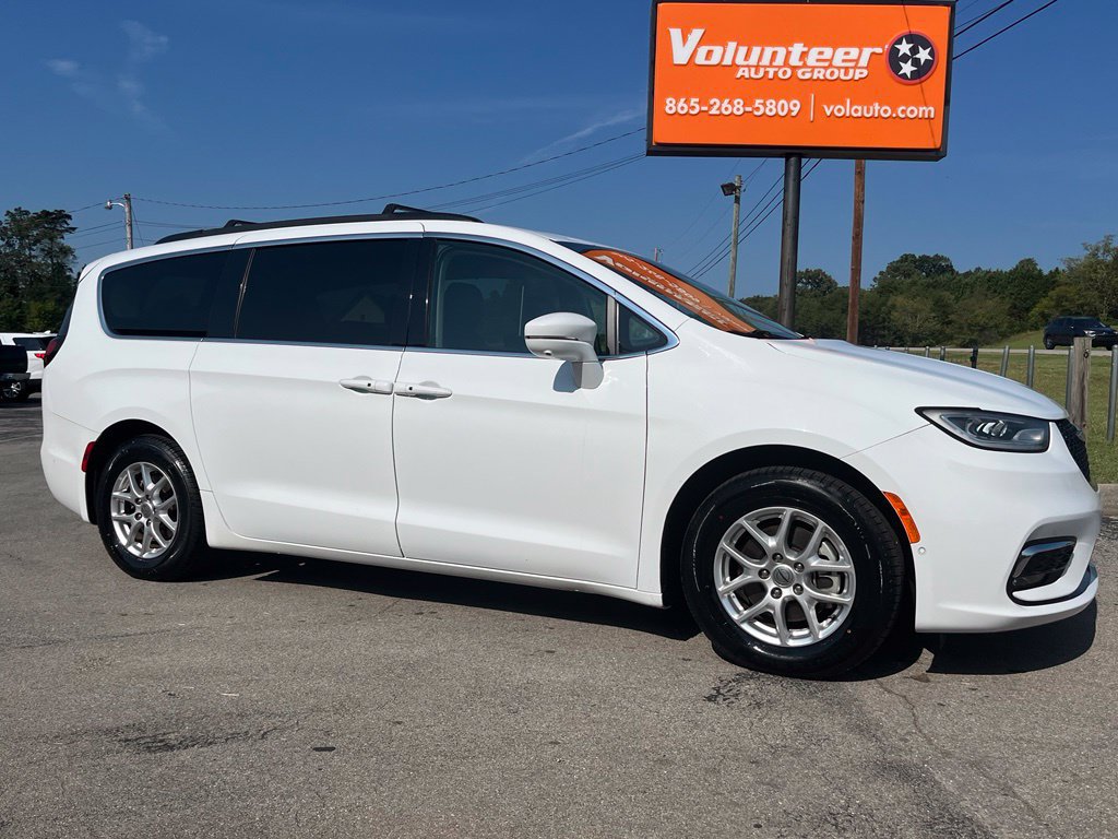Used 2022 Chrysler Pacifica Touring-L w/ Uconnect Theater Family Group FWD image 1